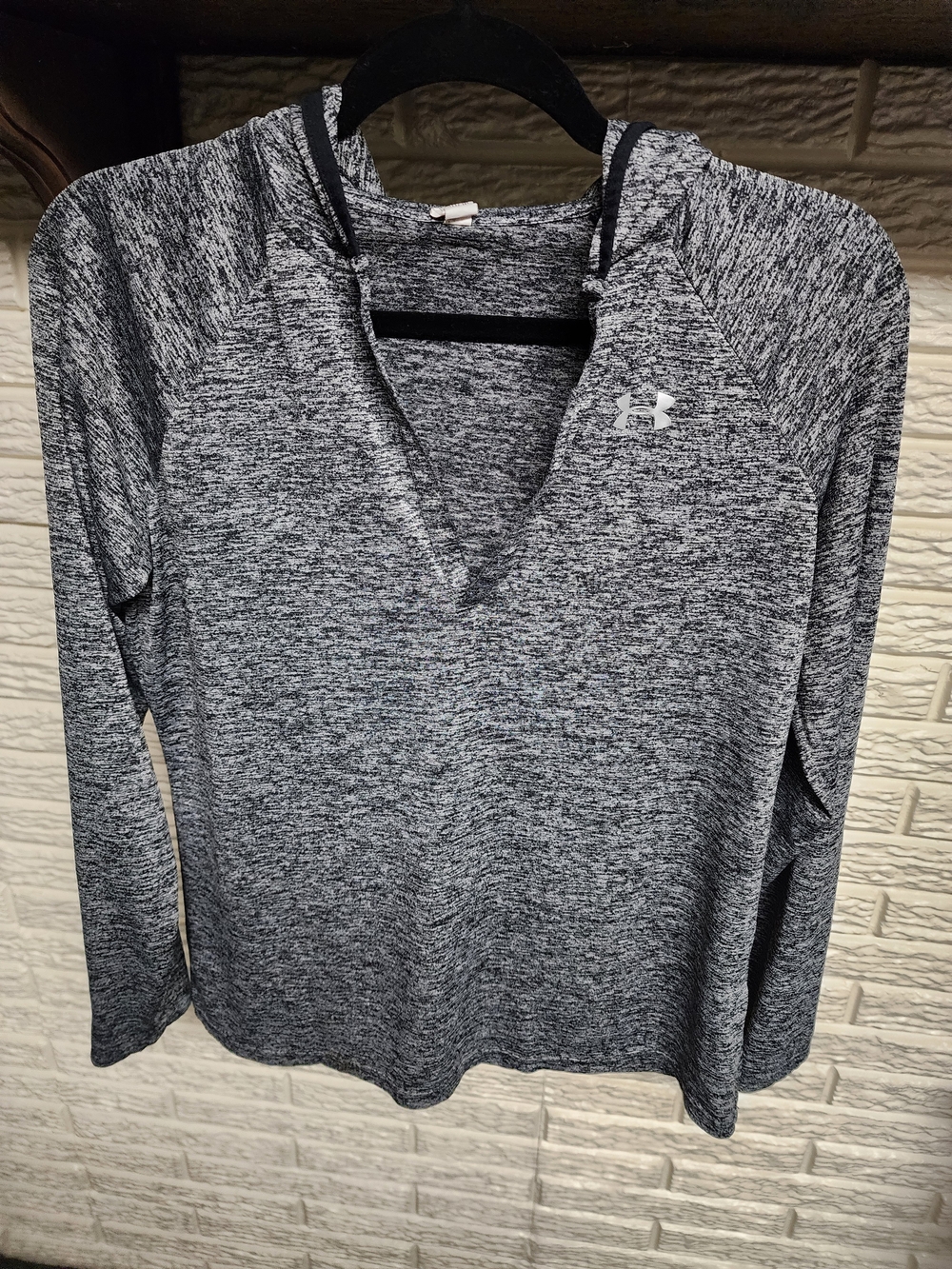 Under Armour Women's Black & Gray Marled V-Neck Hoodie
